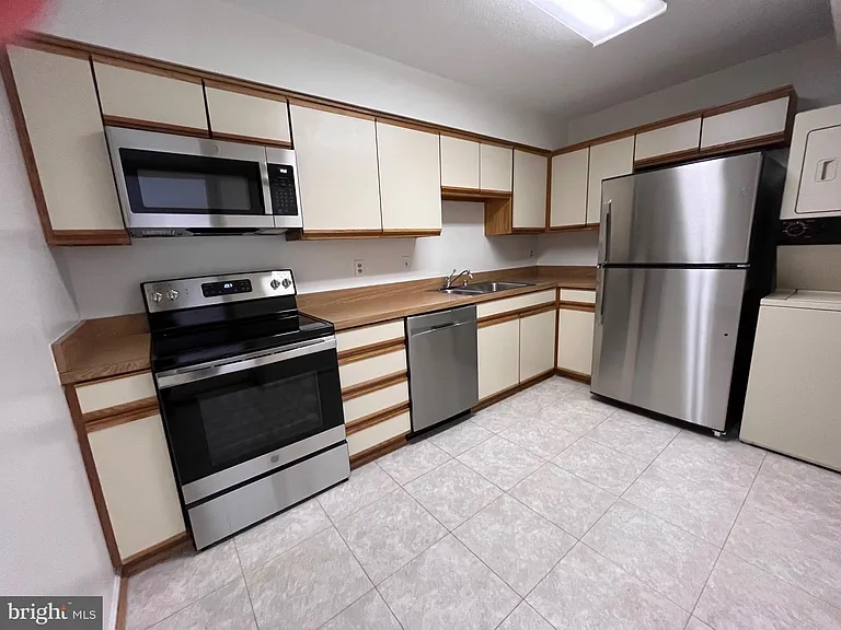 15100 Interlachen Dr #815 — Photo 7