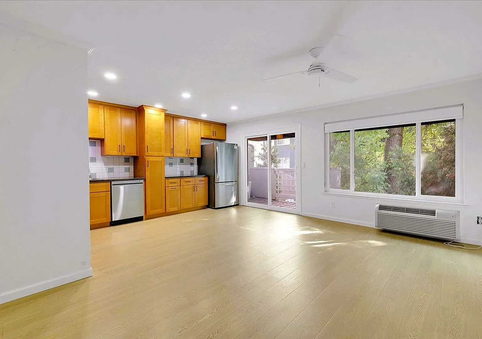Well-Equipped 1-Bedroom with In-Unit Laundry, Pool Access & Parking in Sacramento — Photo 4
