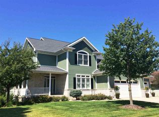 1102 Lake Ridge Dr, Cedar Falls, IA 50613