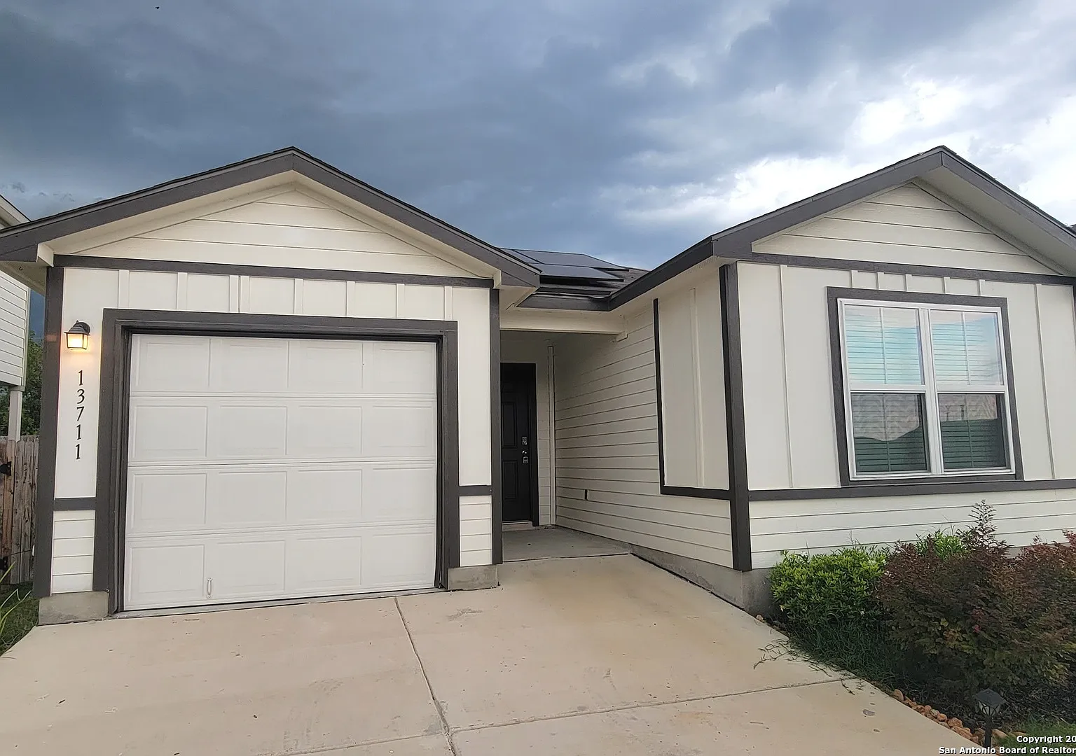 3 bed, 1307 sqft, $1,800 — Photo 1