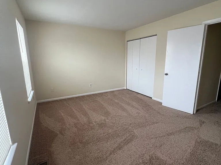 2609-2643 Elliott Ave — Photo 16