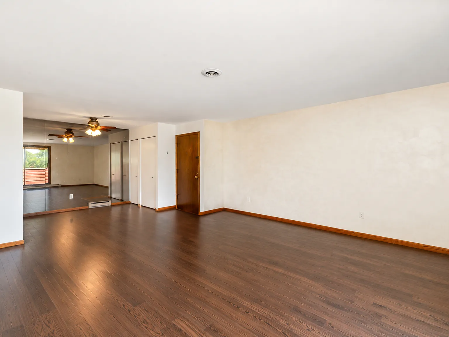2 bed, 940 sqft, $1,700 — Photo 2