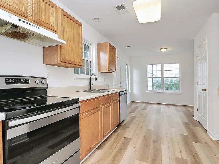 1215 McAllister Dr — Photo 12