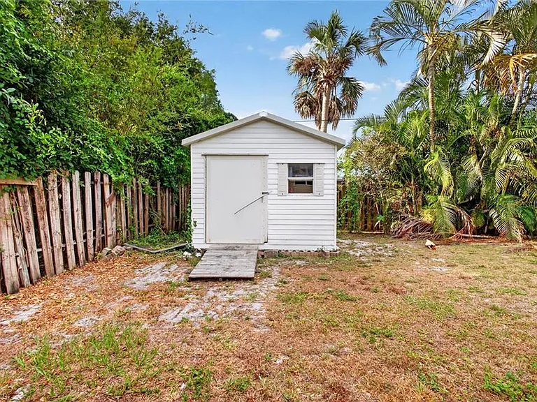 1420 Maravilla Ave — Photo 49
