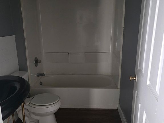 5th image of 704 E Lasalle St