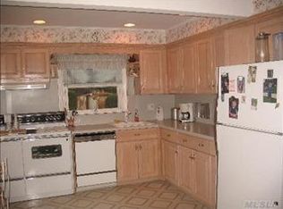 1400 Amend Dr, Merrick, NY 11566