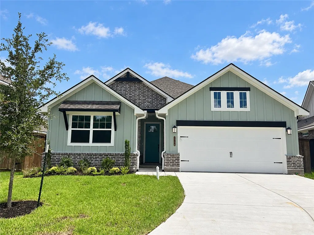 4 bed, 2015 sqft, $3,200 — Photo 1