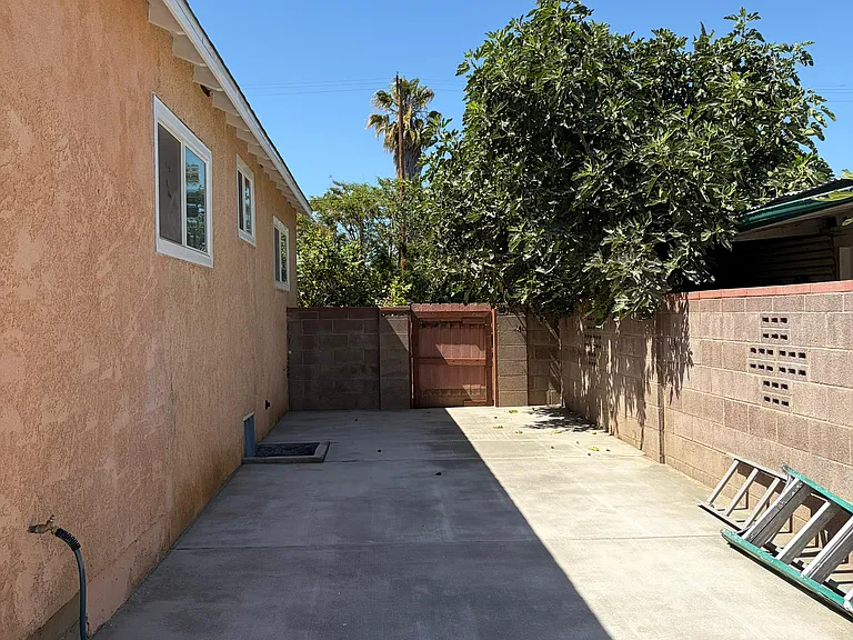19908 Saticoy St — Photo 36