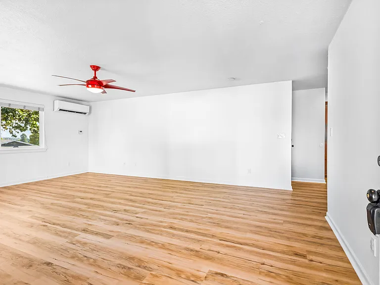 518 NE Dallas Dr — Photo 3
