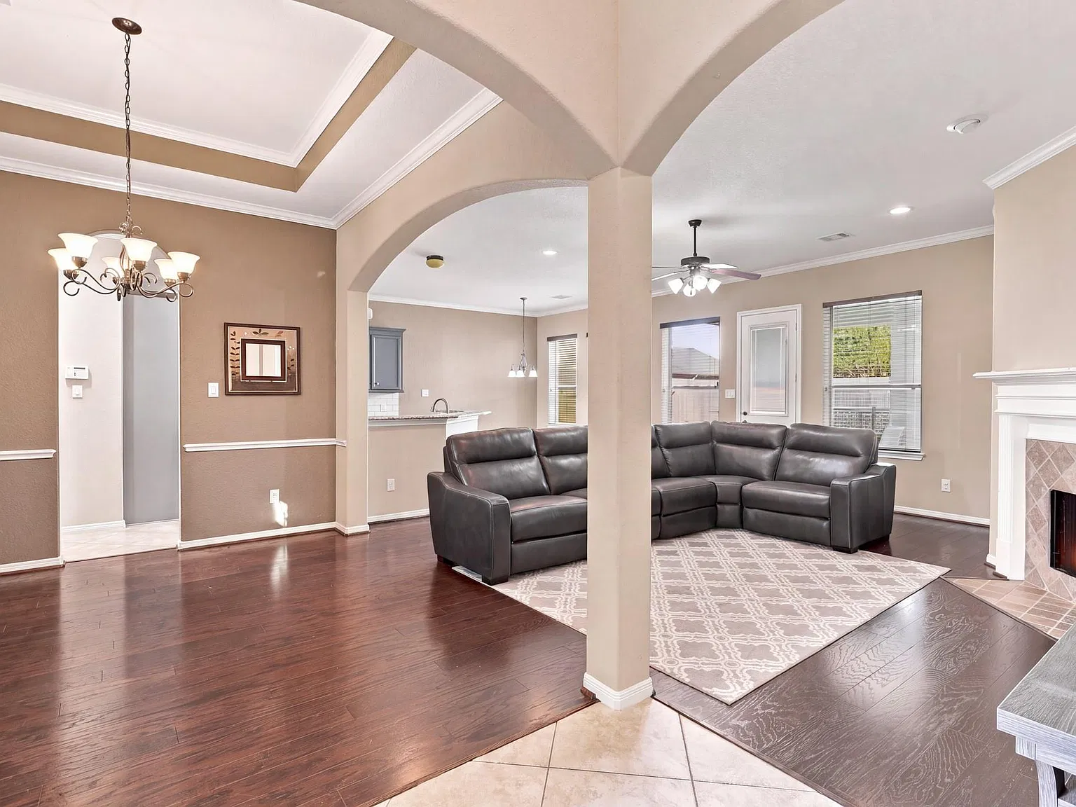 3 bed, 2.0 bath, 1977 sqft, $2,800 — Photo 3