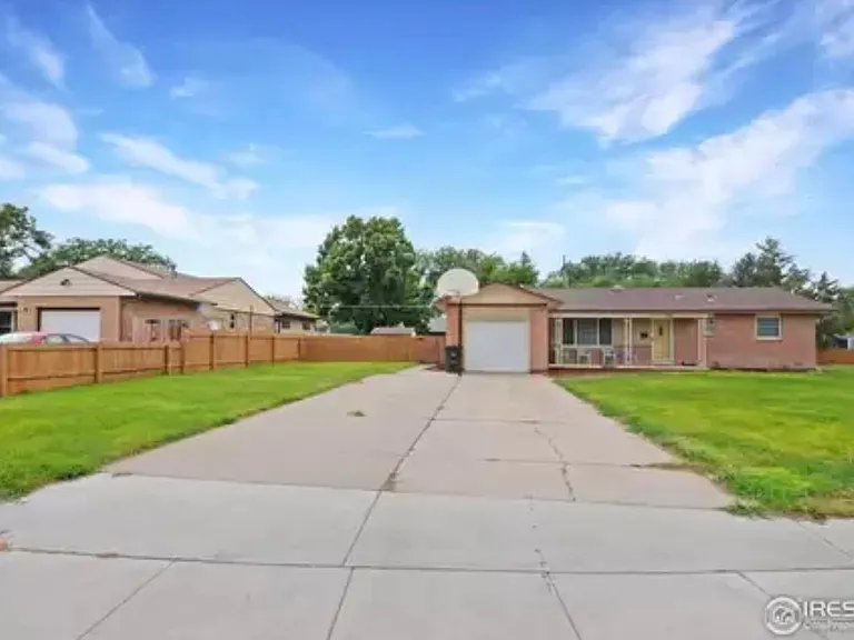 1421 Adams Cir — Photo 4
