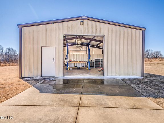 3rd image of 123 Tree Line Dr