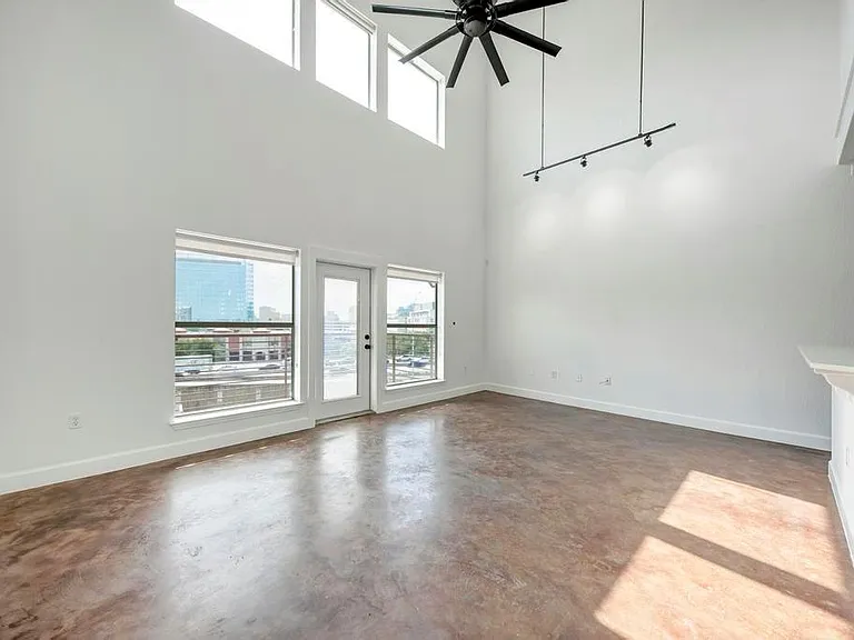 807 E 14th St #305 — Photo 19