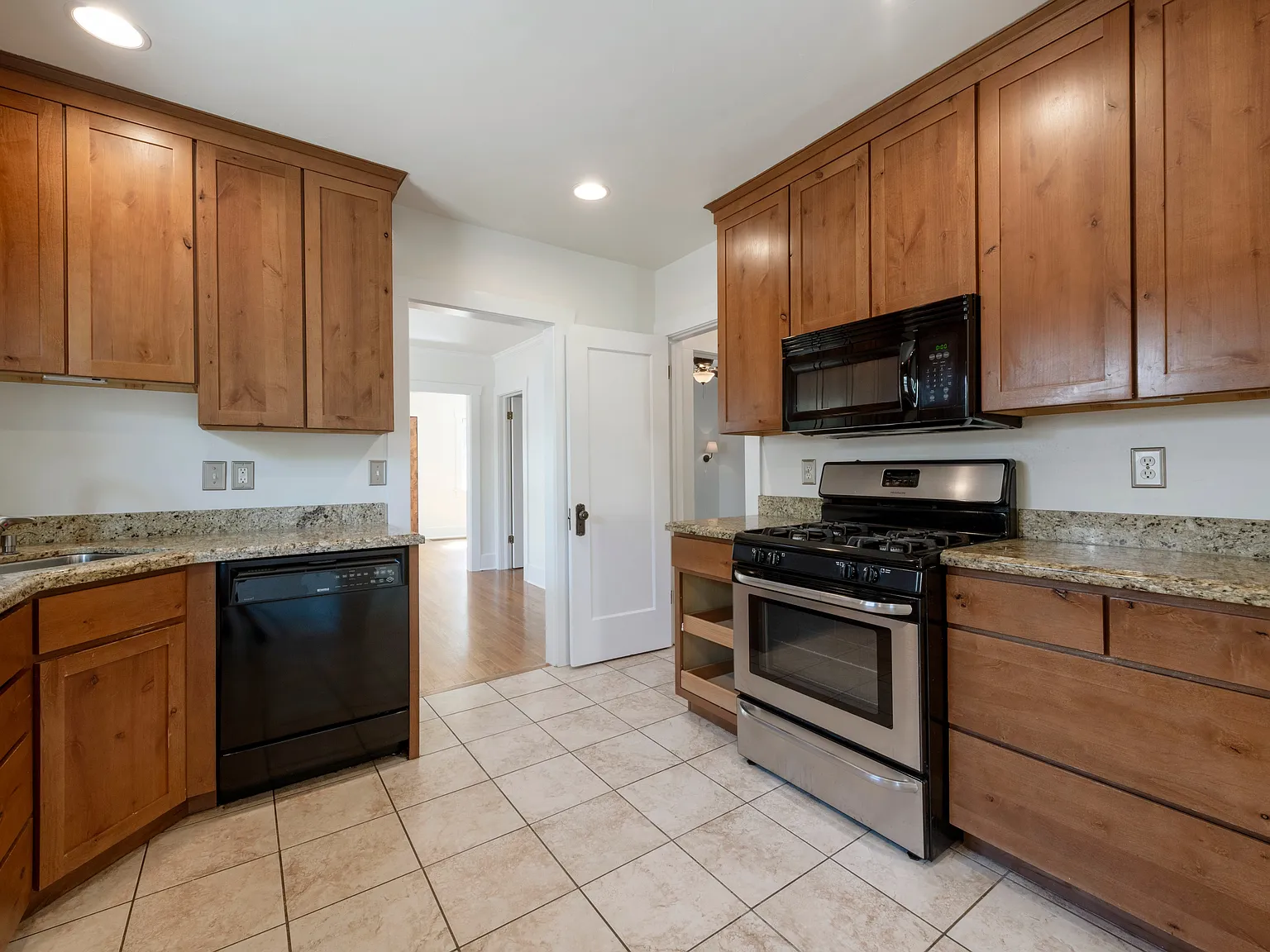 3 bed, 1824 sqft, $2,875 — Photo 3