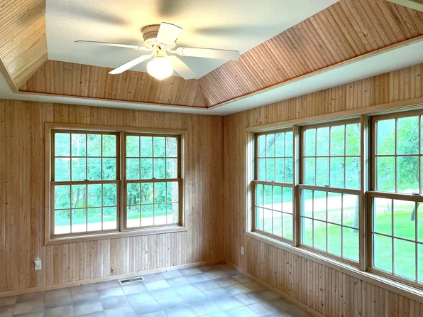 21438 155th St, Spirit Lake, IA 51360