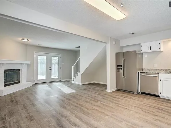 225 SW Pinetree Ln #225, Lees Summit, MO 64063