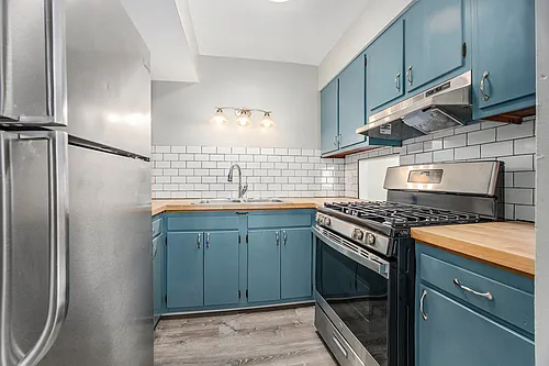 120 Leonard St NE Photo 1