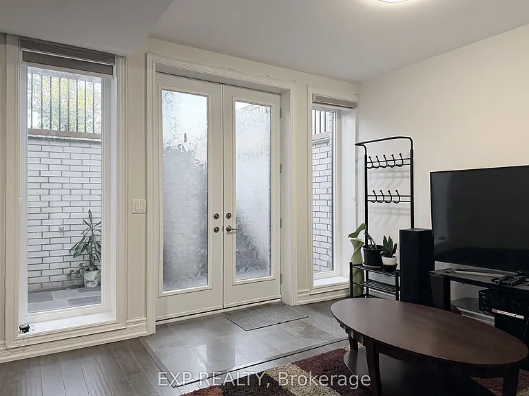 1606 Sandhurst Cres — Photo 31