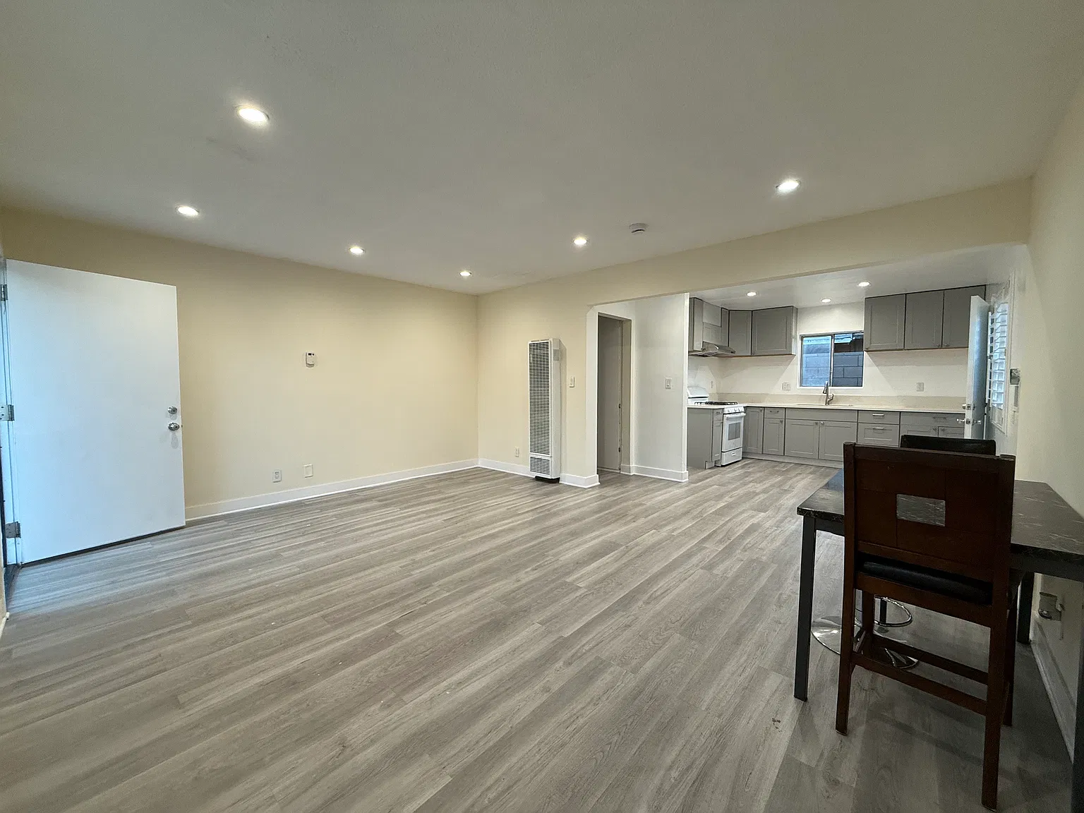 2735 1/2 N Leafdale Ave — Photo 2