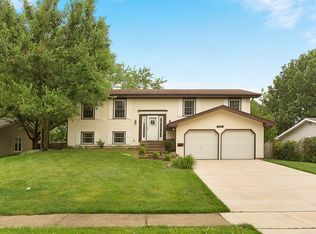 23W267 Woodcroft Dr, Glen Ellyn, IL 60137