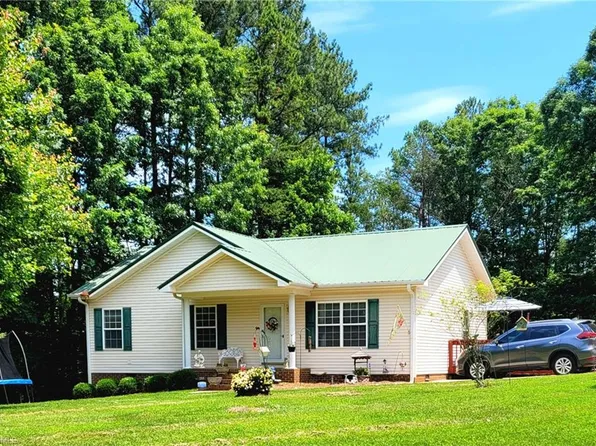 255 Badin Shore Cir, New London, NC 28127