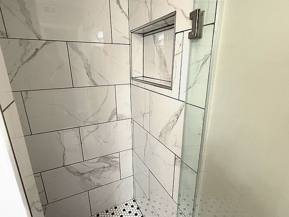 4th image of 29 Markham Place Cir