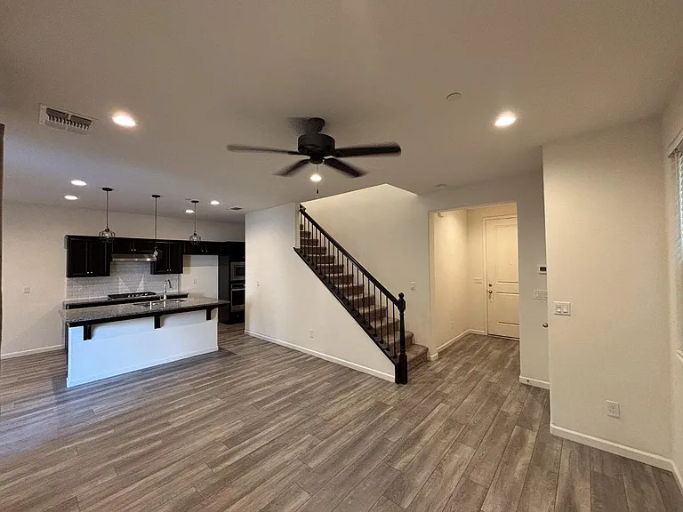 827 Fir St W — Photo 4