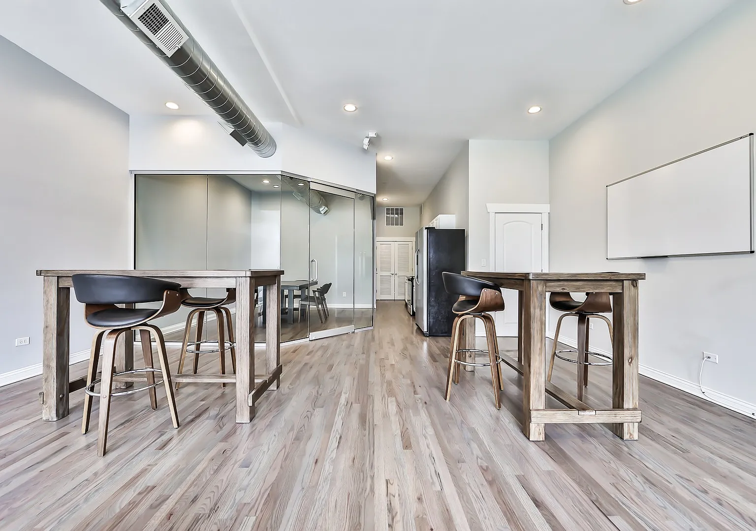1 bed, 1000 sqft, $2,400 — Photo 2