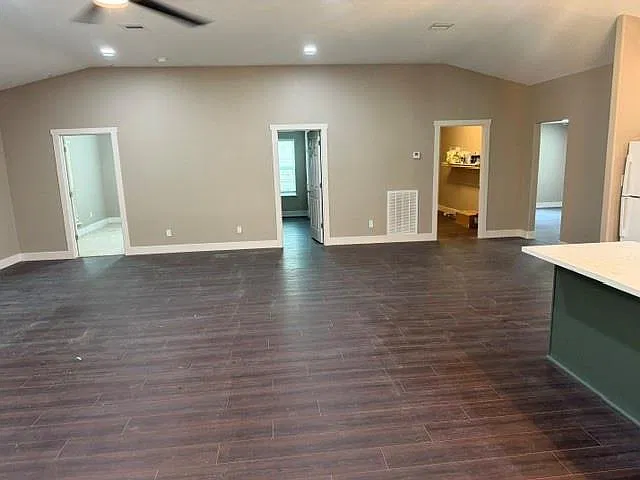 3 bed, 2.0 bath, 2298 sqft, $2,100 — Photo 2