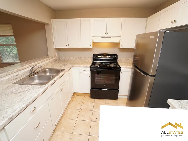 2808 Southwood Dr — Photo 3