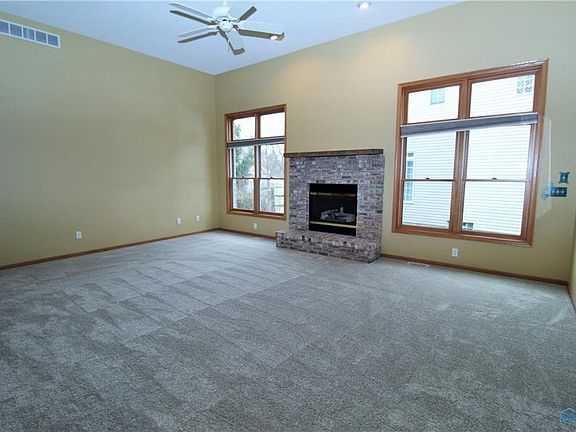 5th image of 595 Prairie Rose Dr