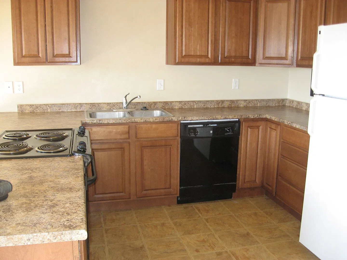 Charming Corner Lot Duplex with Garage & Backyard Reduced Rent! — Photo 4