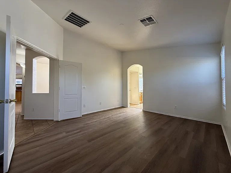 8202 S 47th Ave — Photo 17