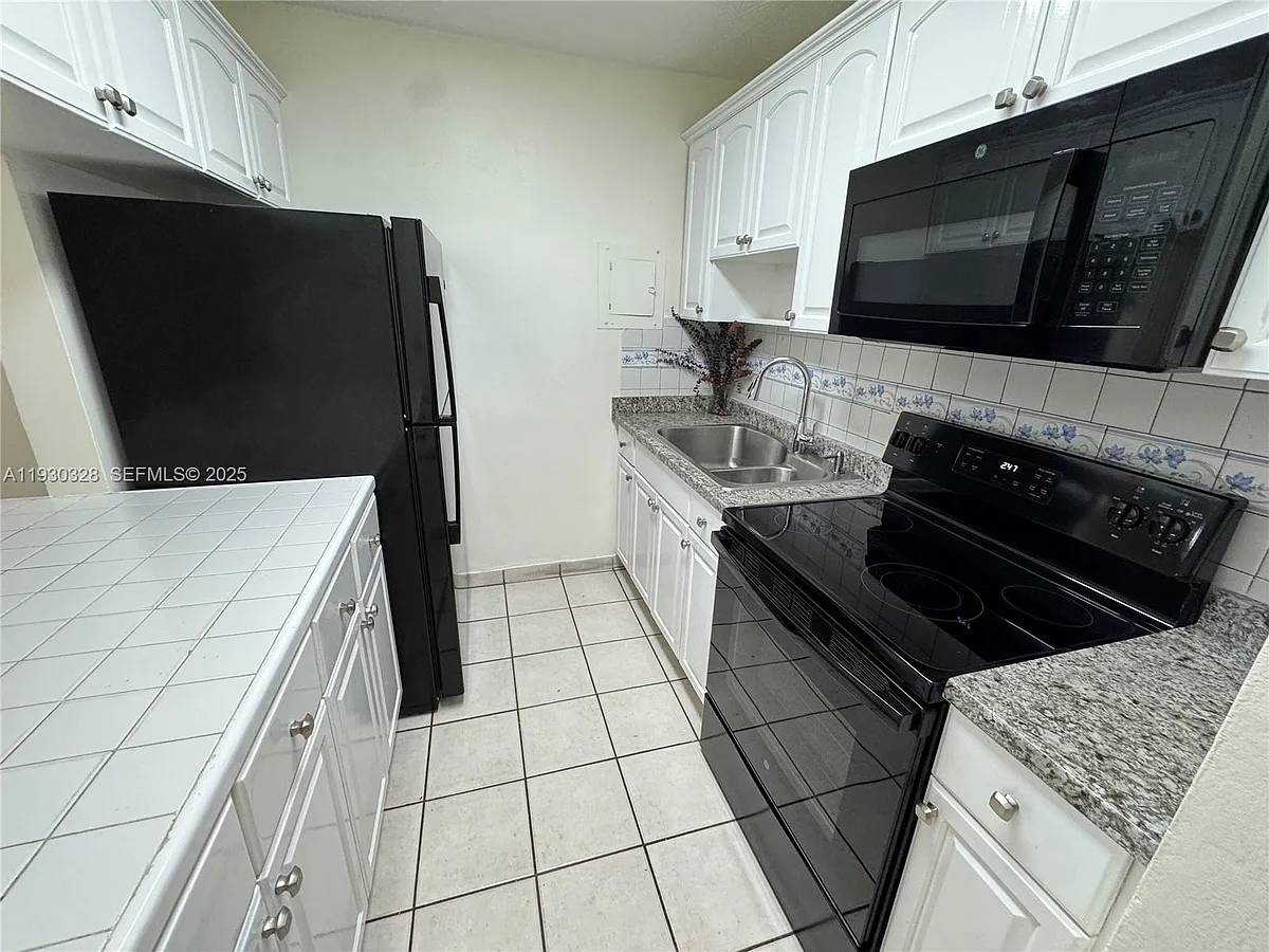 Building Photo - 677 SW 9th Ave #212