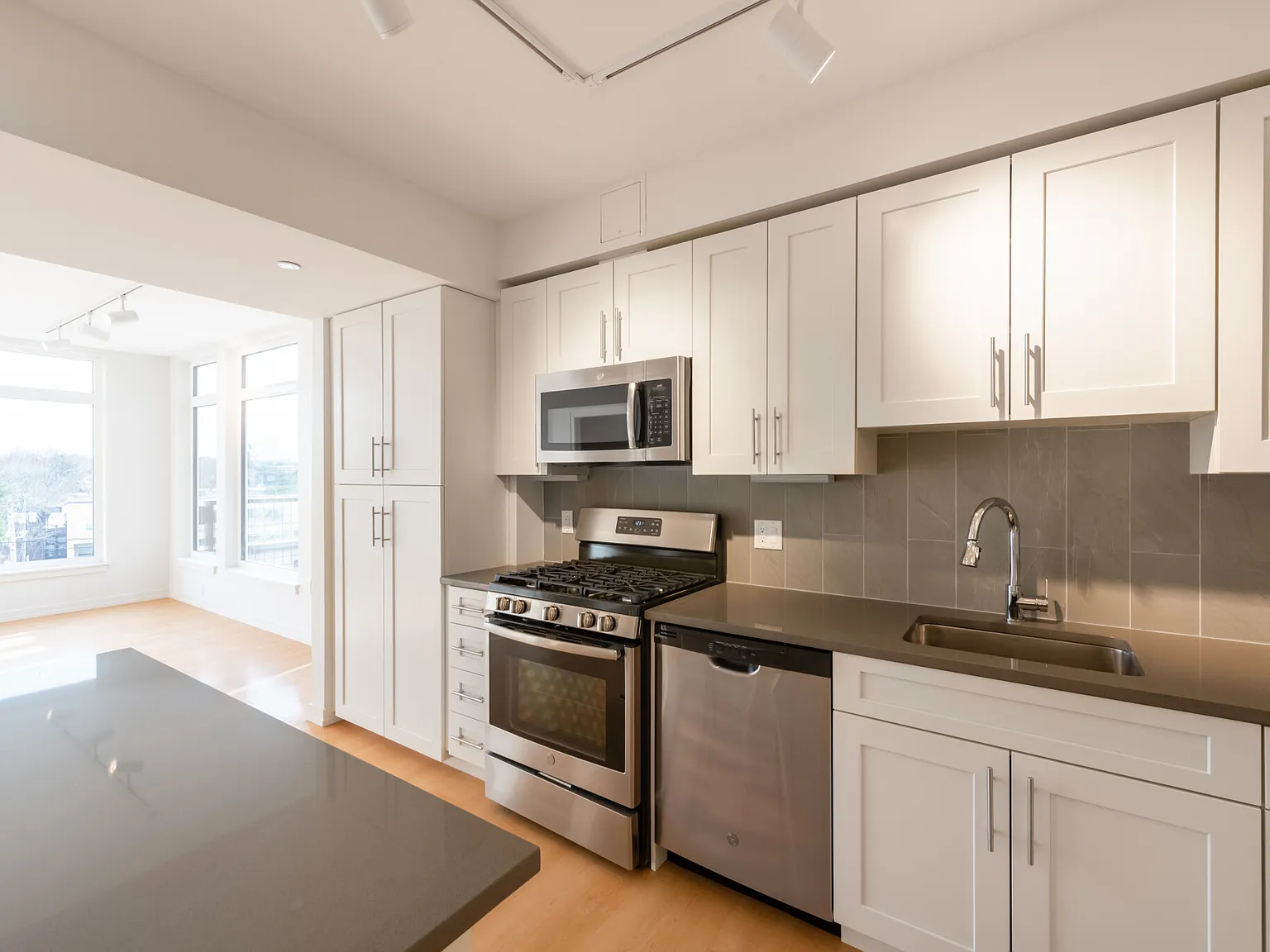 2 bed, 2.0 bath, 1121 sqft, $4,500 — Photo 3