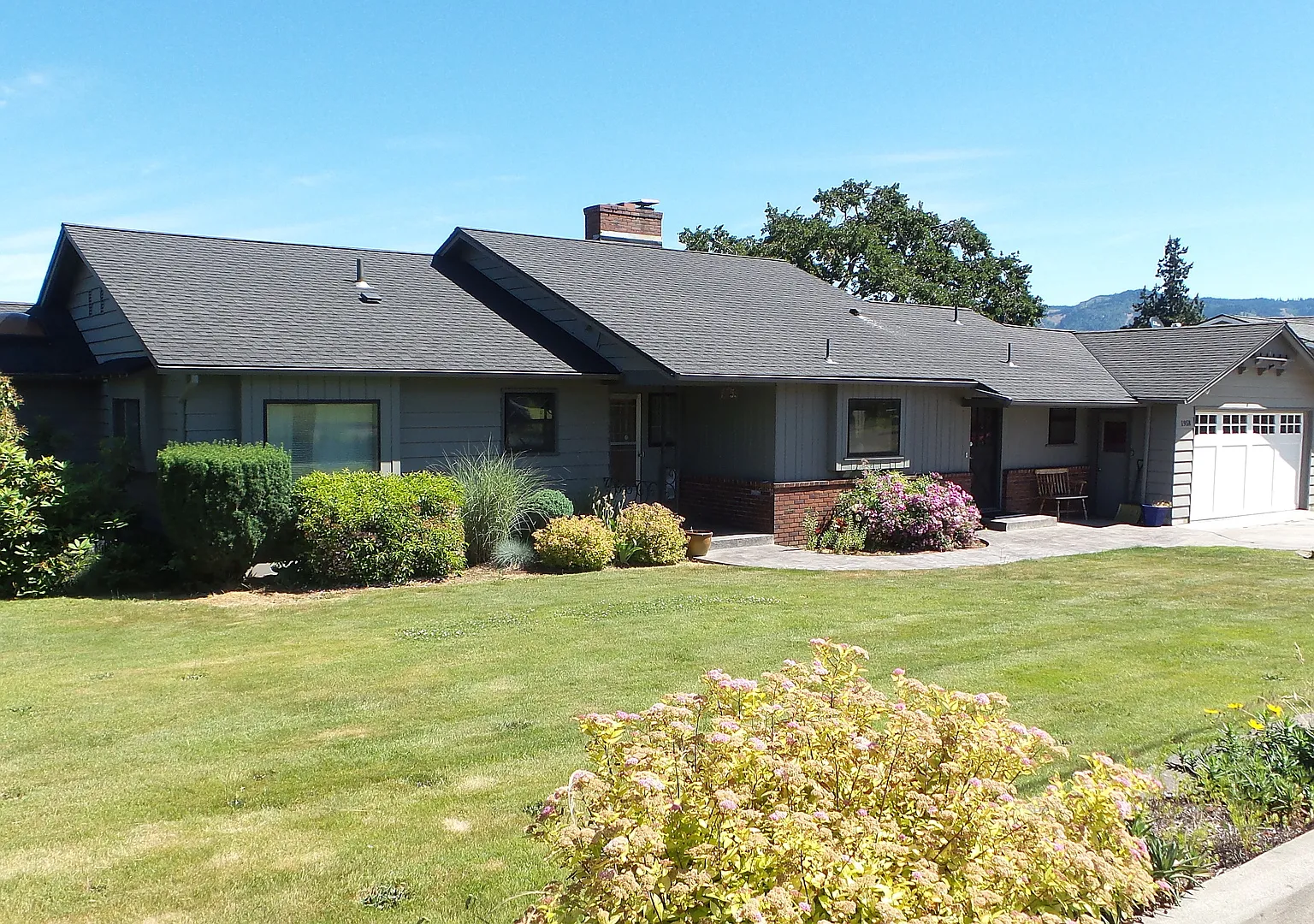Furnished 4BR Home for Rent in Hood River — Photo 1
