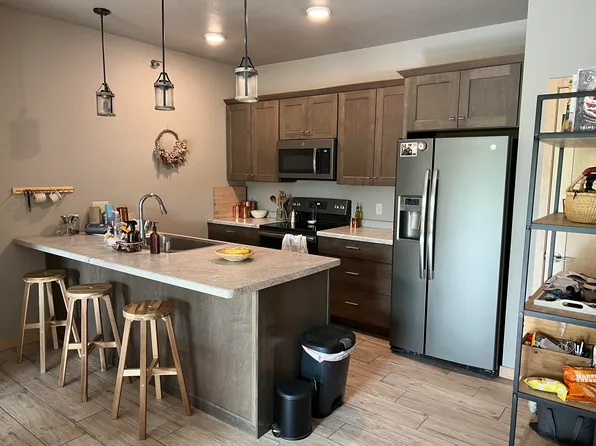 1112 Spruce Dr #204, La Crescent, MN 55947