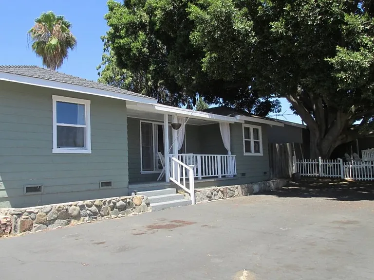 535 W Fig St — Photo 16