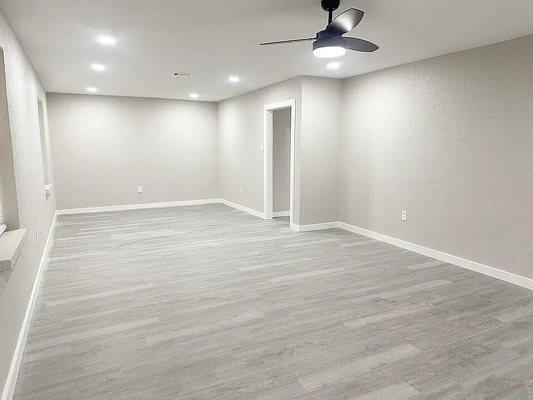 1015 Maplewood Dr — Photo 4