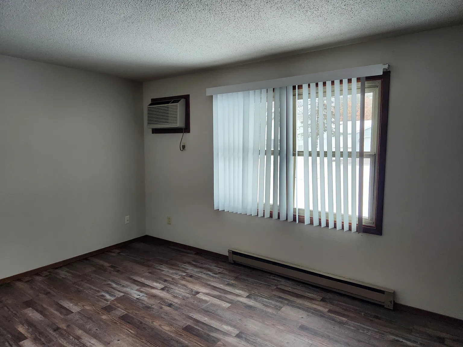 2 bed, 1.0 bath, $990 — Photo 2