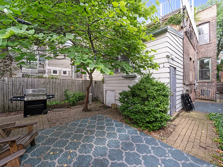2110 N Dayton St — Photo 29