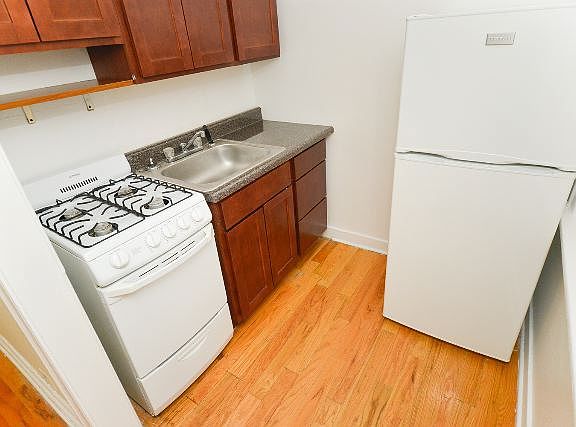 2nd image of 711 W Belmont Ave APT 106