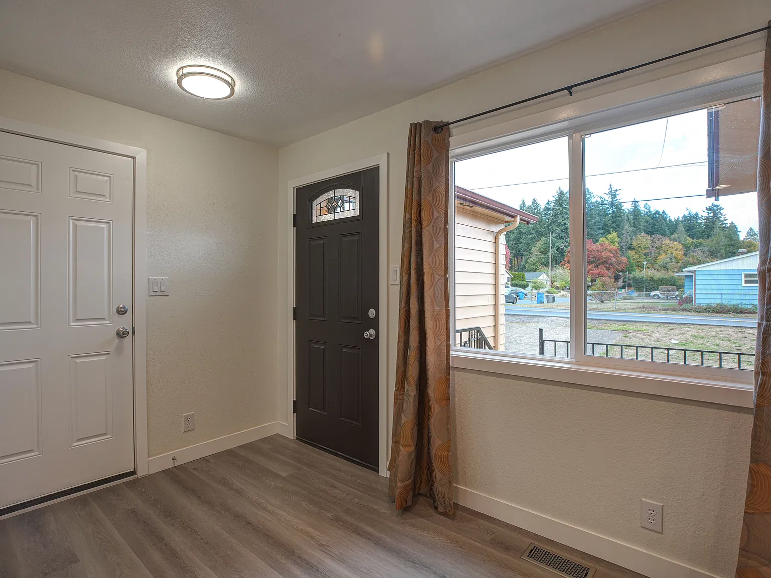 3 bed, 1100 sqft, $2,500 — Photo 4