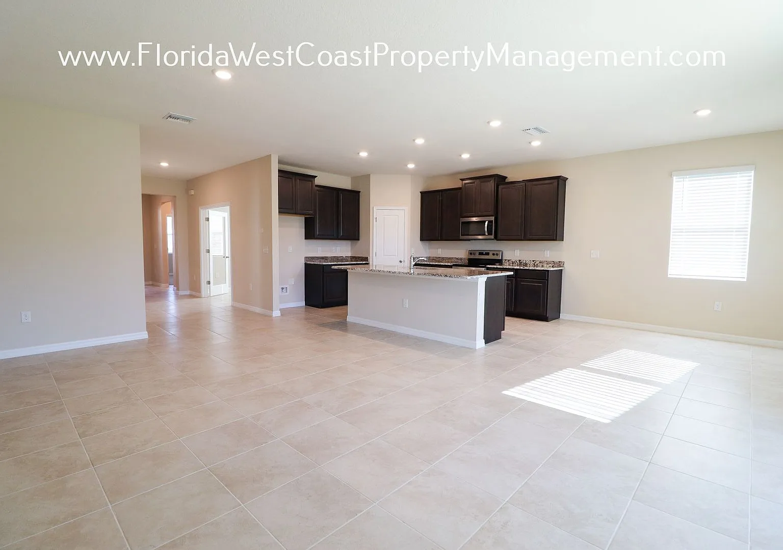 Large Parrish Home Available Now! 3 Bedrooms/ Plus Bonus /Office ! — Photo 4