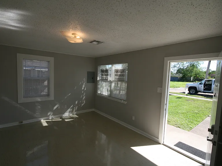 2705 Rose Dr — Photo 5