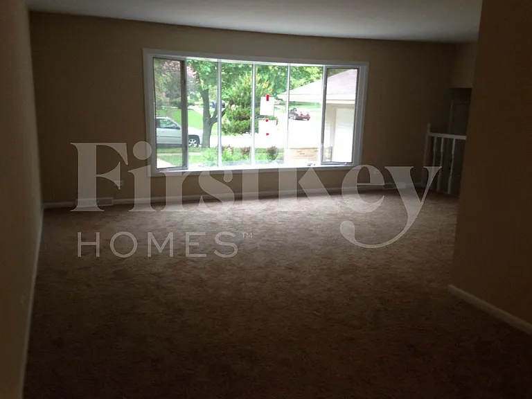 817 Rose Ln — Photo 6