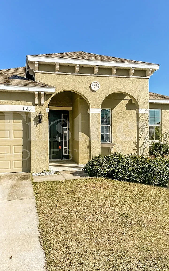 3 bed, 2.0 bath, 1976 sqft, $2,915 — Photo 1