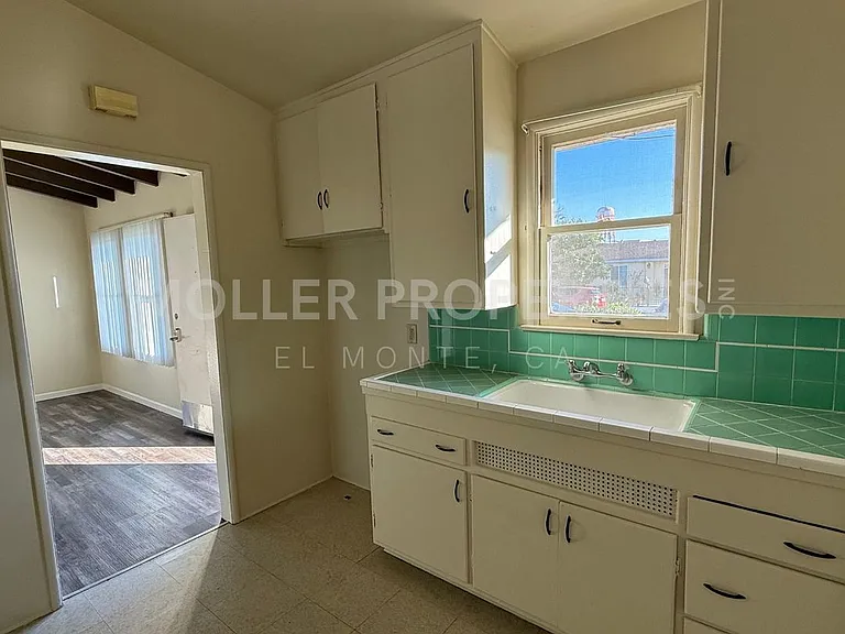 10513 Venita St — Photo 6