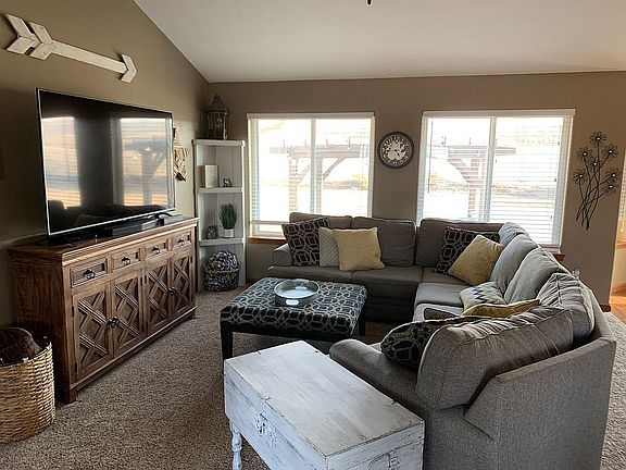 Living Room/Kitchen (3)