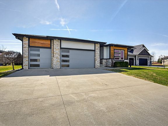 2nd image of 340 NE Hawk Cir
